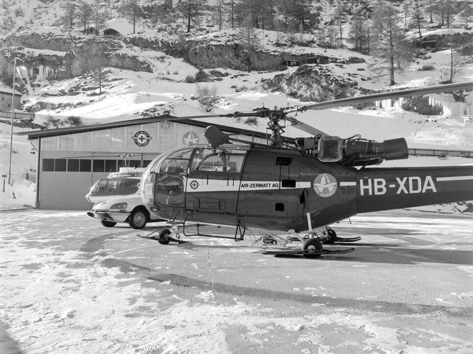 Seit 50 Jahren fliegt die Air Zermatt Rettungseins&auml;tze, das Bild aus dem Archiv zeigt die Helikopter-Basis Zermatt im Januar 1971.