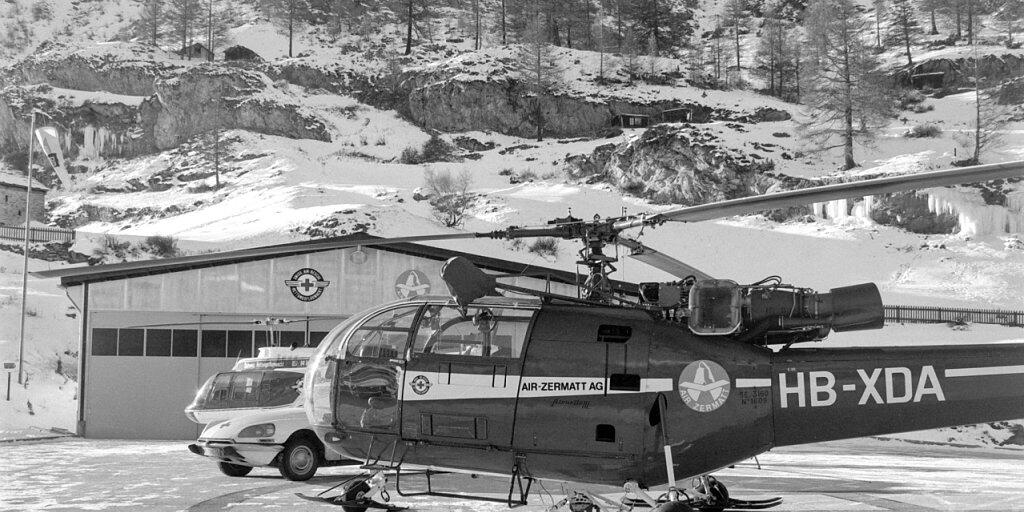 Seit 50 Jahren fliegt die Air Zermatt Rettungseins&auml;tze, das Bild aus dem Archiv zeigt die Helikopter-Basis Zermatt im Januar 1971.