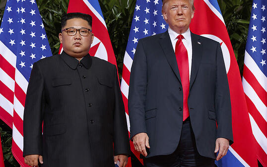 Nordkoreas Machthaber Kim Jong Un bei einem Treffen mit US-Präsident Donald Trump in Singapur 2018. (Archivbild)