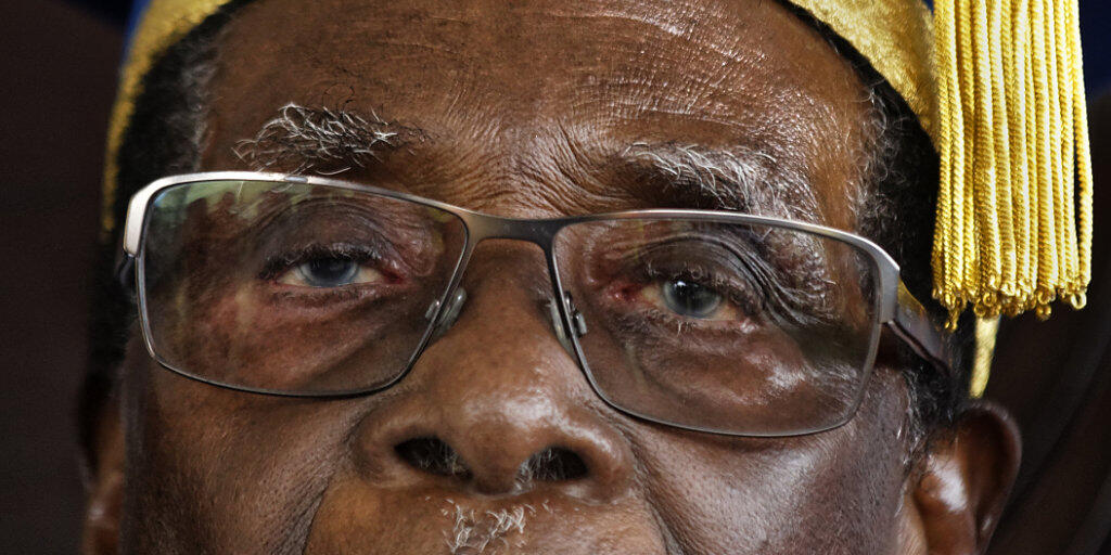 Sesselkleber: Simbabwes Langzeit-Präsident Robert Mugabe klammert sich blindlings an die Macht (Aufnahme vom Freitag an der Zimbabwe Open University in Harare).