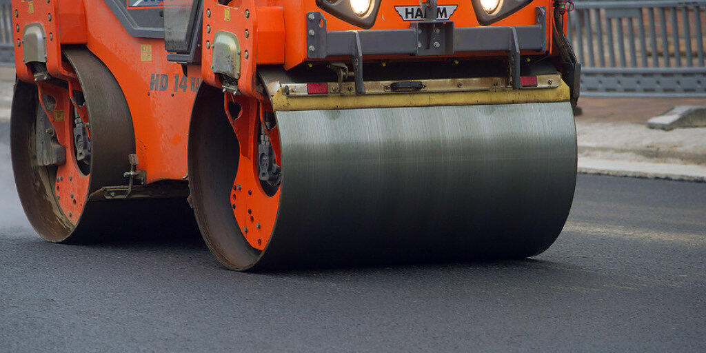 Asphaltfertiger im Einsatz. Im Kanton Bern sind zwei Belagsunternehmen ins Visier der Weko geraten. (Archivbild)