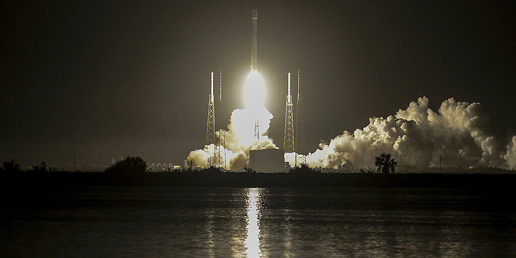 Die Falcon 9 hebt in Cape Canaveral ab. Sie hat einen spanischen Satelliten an Bord.