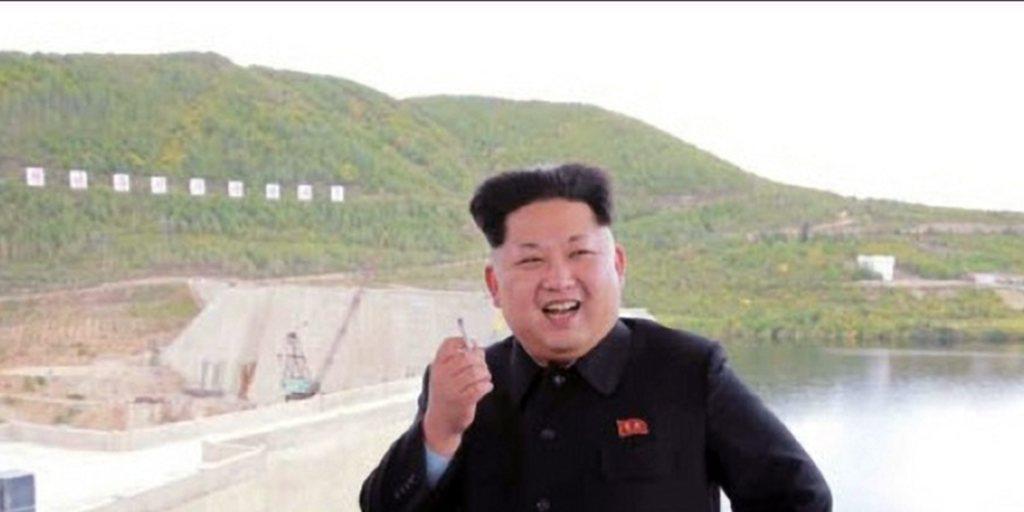 Kim Jong Un zeigt sich oft öffentlich beim Rauchen, so wie hier beim Besuch eines Wasserkraftwerks beim Berg Paektu.