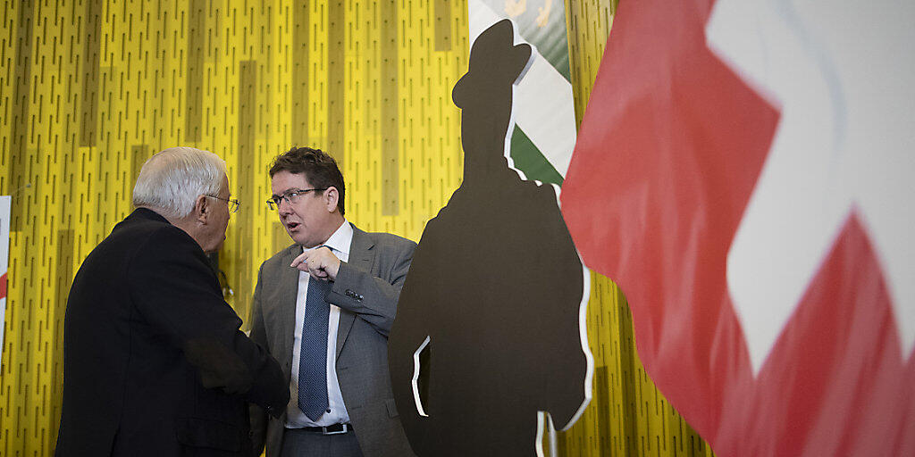 Parteipräsident Albert Rösti (rechts) und alt Bundesrat Christoph Blocher, aufgenommen an der Delegiertenversammlung der SVP Schweiz vom Samstag in Amriswil.