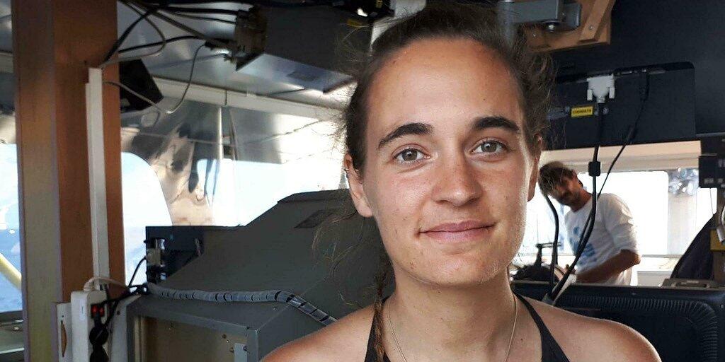 Carola Rackete, die Kapitänin des Flüchtlings-Rettungsschiffs "Sea-Watch 3", wurde nach dem Andocken im Hafen der italienischen Insel Lampedusa festgenommen.
