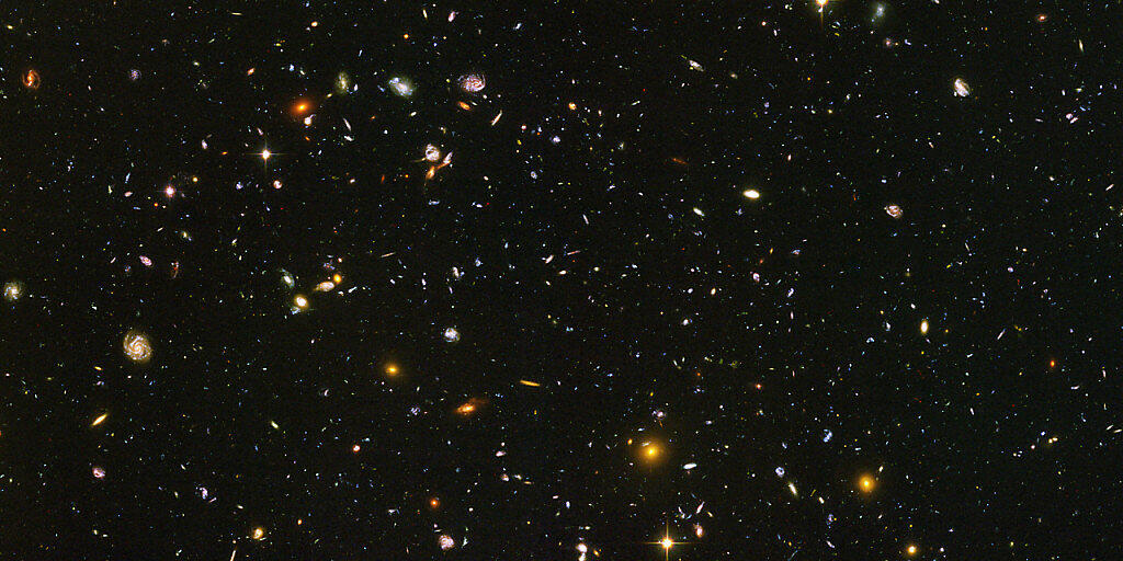 Tiefer Blick in die Vergangenheit des Alls: Das "Hubble"-Teleskop erspähte Galaxien kurz nach dem Urknall.