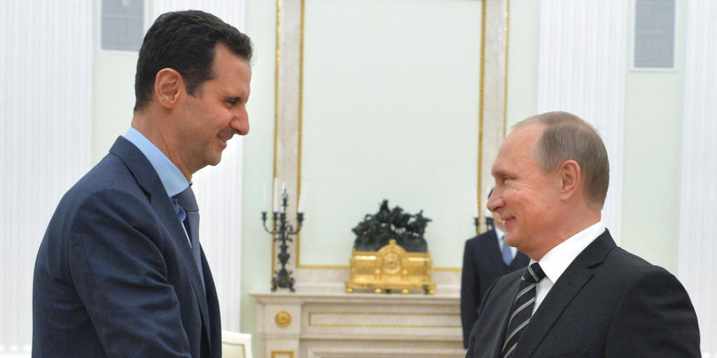Wladimir Putin bei der Begrüssung von Baschar al-Assad am Dienstagabend im Kreml.