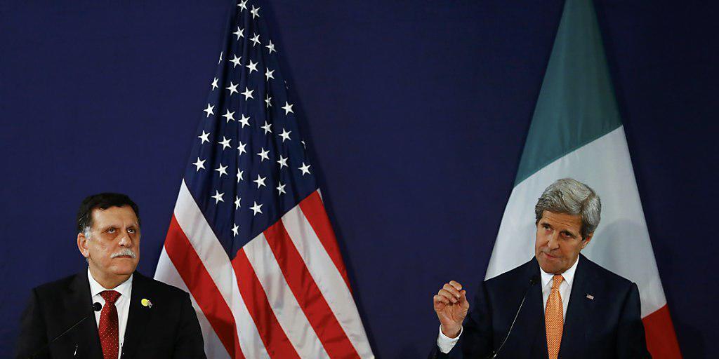 Libyens Ministerpräsident Sarradsch und US-Aussenminister Kerry vor den Medien in Wien.