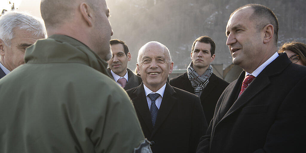 Reto Kunz, Kommandant des Militärflugplatzes Meiringen (links) empfängt den bulgarischen Präsidenten Rumen Radev (rechts) und Bundespräsident Ueli Maurer.