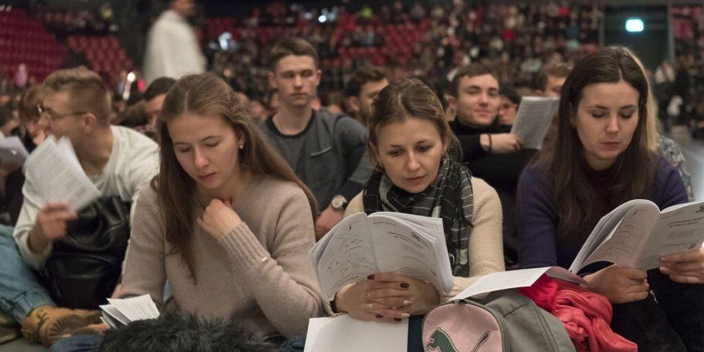 Freude statt Angst, Vertrauen statt Abschottung: Rund 20'000 gläubige junge Menschen setzten sich am Taizé-Treffen in Basel mit diesem Motto auseinander. (Archiv)