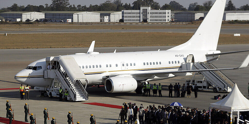 Der Leichnam des langjährigen simbabwischen Präsidenten Robert Mugabe nach Simbabwe überführt worden. Eine Maschine mit dem Sarg landete auf dem Flughafen der Hauptstadt Harare.