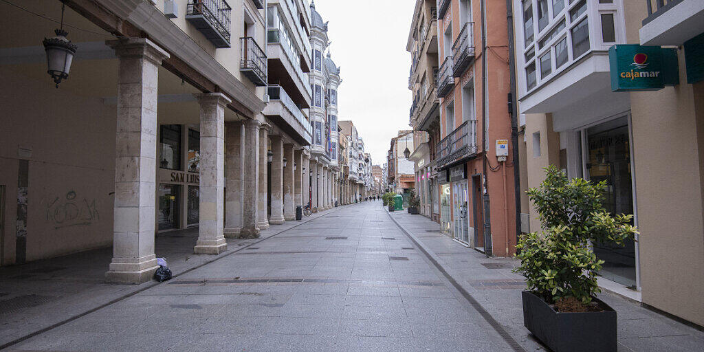 Die Calle Mayor in Palencia ist menschenleer. Wegen stark steigender Corona-Zahlen werden nach Madrid und neun Kommunen im Umland zwei weitere spanische Städte im Nordwesten des Landes weitgehend abgeriegelt. Betroffen ist die Provinzhauptstadt León mit 124 000 Einwohnern und die südöstlich gelegene Stadt Palencia mit 78 000 Einwohnern. Foto: Carlos Mateo/EUROPA PRESS/dpa