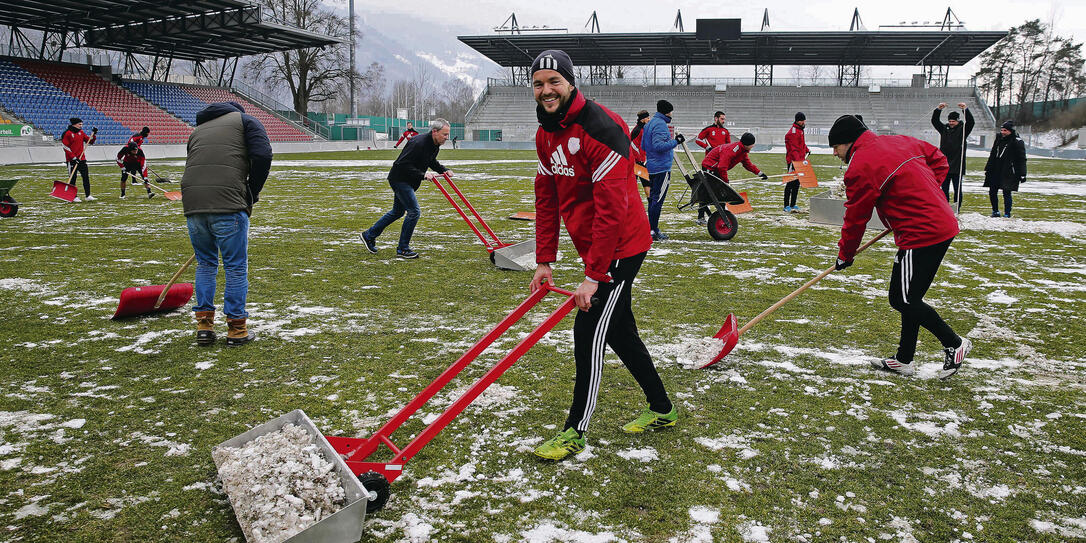 Fussball FC Vaduz Rheinpark Stadion Schneeraeumung