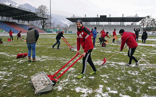 Fussball FC Vaduz Rheinpark Stadion Schneeraeumung