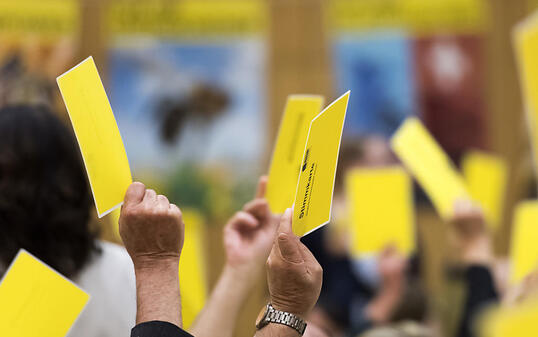Mit gelben Zetteln für eine grüne Zukunft: Die BDP-Delegierten fassten am Samstag einstimmig die Ja-Parole zur Energiestrategie 2050.