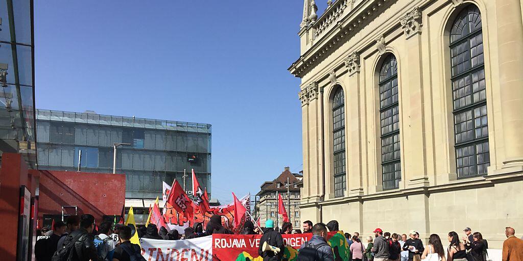 Der Zug der Solidaritätsdemonstration vor der Heiliggeistkirche beim Berner Hauptbahnhof.