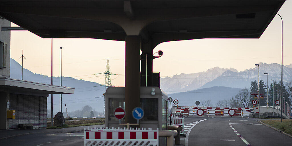 Die Grenze zwischen Oberriet SG und Meiningen in Österreich ist seit Mitte März für den Personenverkehr geschlossen. (Archivbild) Die Grenze zwischen Oberriet SG und Meiningen in Österreich ist seit Mitte März für den Personenverkehr geschlossen. (Archivbild)