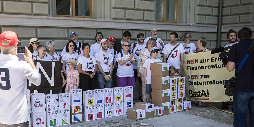 Die Unterschriften gegen die Altersreform 2020 wurden am Donnerstag bei der Bundeskanzlei in Bern eingereicht. Die Unterschriften gegen die Altersreform 2020 wurden am Donnerstag bei der Bundeskanzlei in Bern eingereicht.