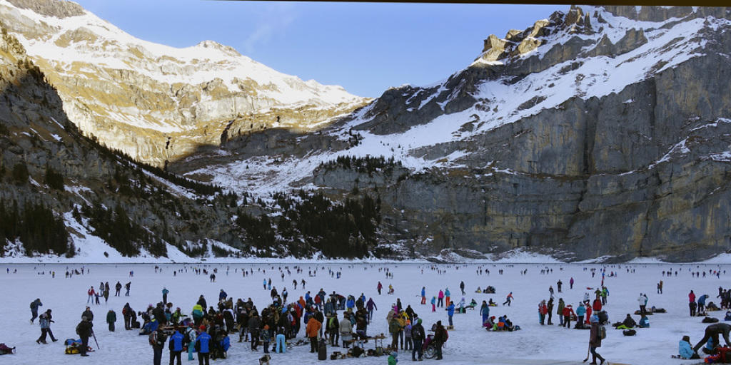 Natureis in eindrücklicher Bergkulisse: Der Oeschinensee bei Kandersteg im Berner Oberland ist zum Eislaufen freigegeben worden. (Archivbild) Natureis in eindrücklicher Bergkulisse: Der Oeschinensee bei Kandersteg im Berner Oberland ist zum Eislaufen freigegeben worden. (Archivbild)