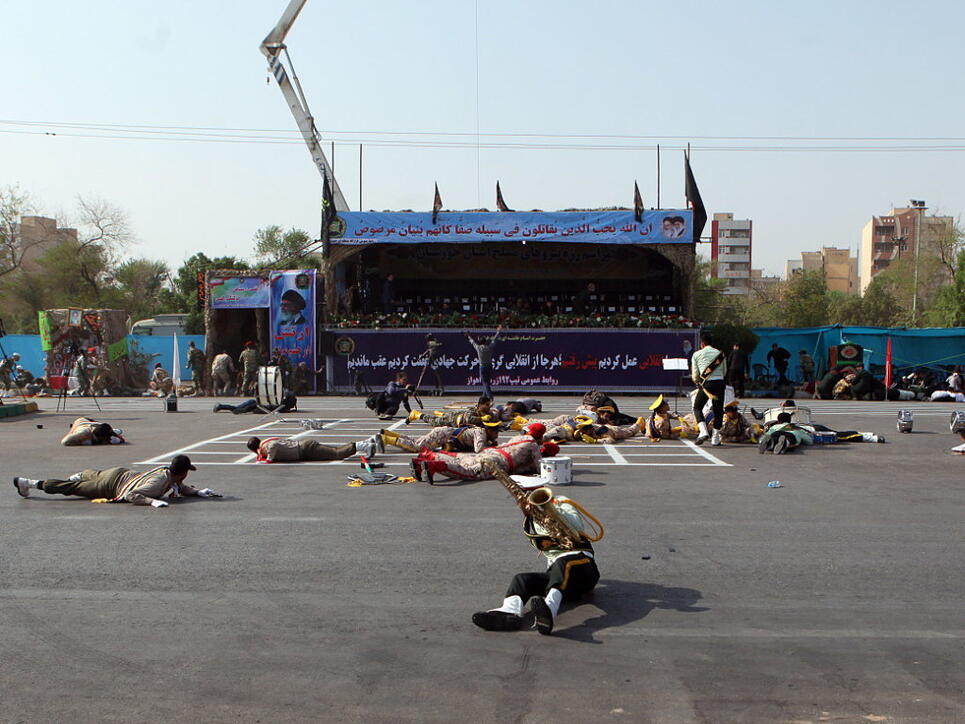 Iranische Soldaten liegen am Boden während eines Terrorangriffs bei einer Militärparade in der Stadt Ahvaz im Süden des Landes.