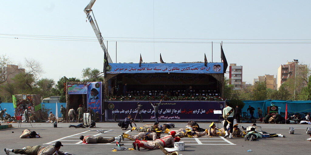 Iranische Soldaten liegen am Boden während eines Terrorangriffs bei einer Militärparade in der Stadt Ahvaz im Süden des Landes.