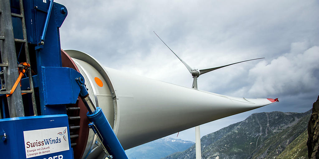 Ein Rotorblatt wird zum höchstgelegenen Windpark Europas beim Nufenenpass auf 2500 m.ü.M. im Oberwallis transportiert.