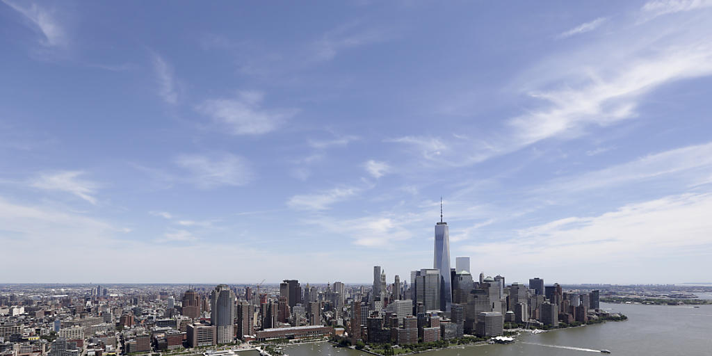 Blick auf den ans Meer grenzende New Yorker Stadtteil Manhattan (Archiv)