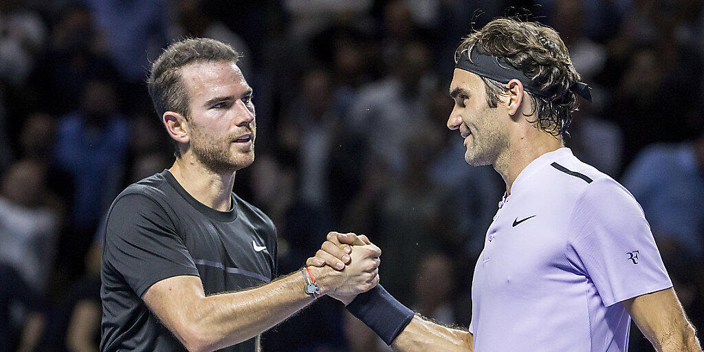 Roger Federer hatte gegen Adrian Mannarino im Viertelfinal der Swiss Indoors hart zu kämpfen und trifft nun auf den Belgier David Goffin