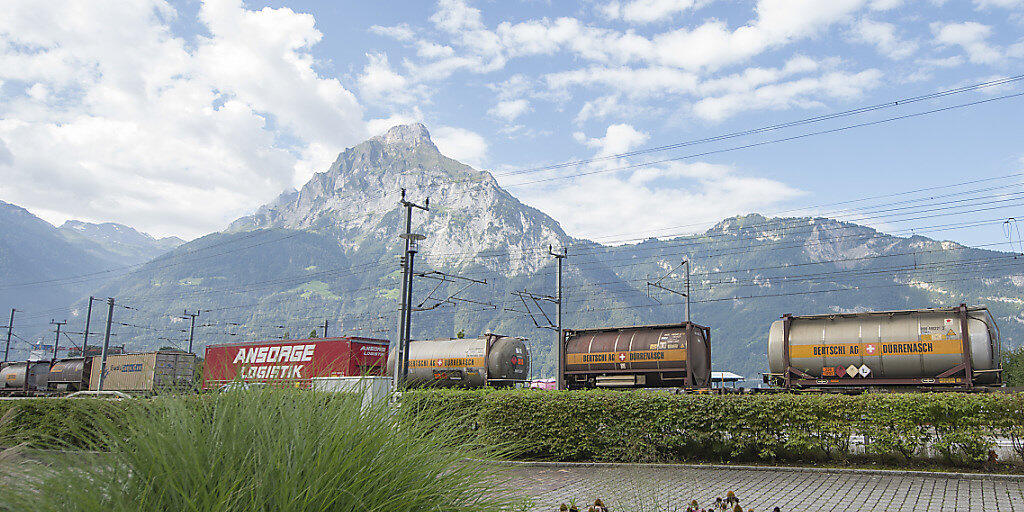 Vor allem wegen Bauarbeiten an Tunnels konnten Güterzüge im ersten Halbjahr weniger transportieren als im Vorjahr. (Symbolbild)