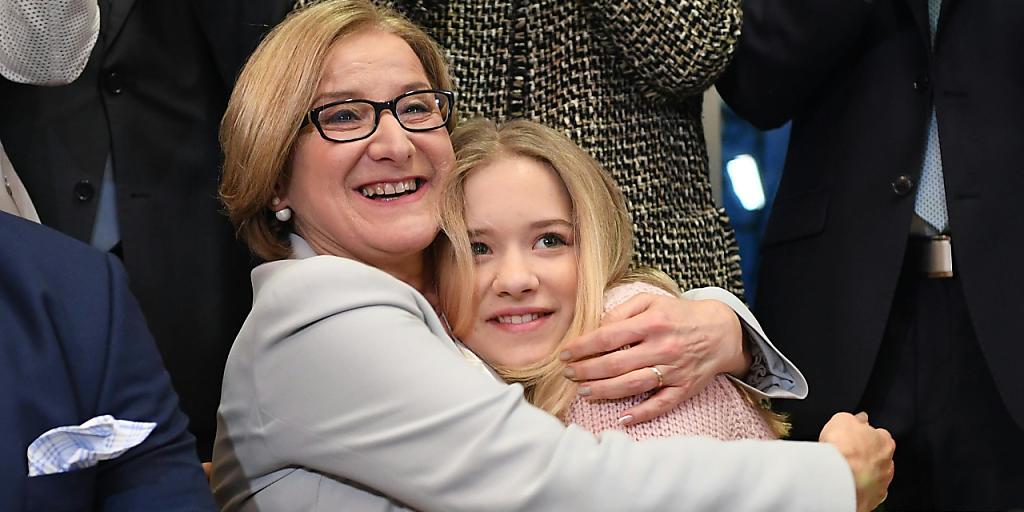 Freut sich übers Wahlergebnis: Die ÖVP-Ministerpräsidentin Niederösterreichs, Johanna Mikl-Leitner, mit ihrer Tochter.