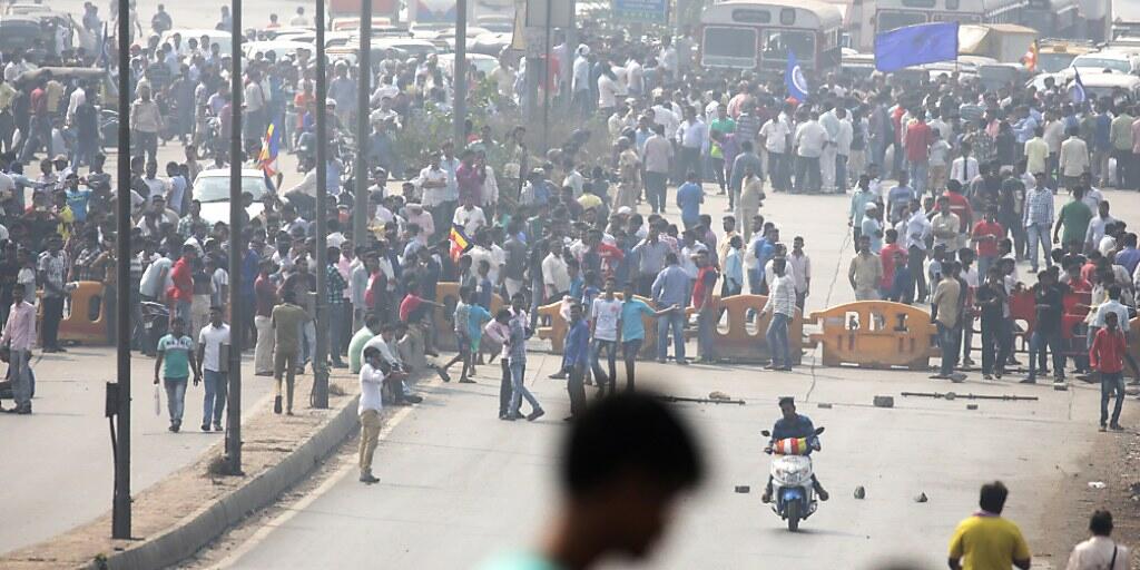 Eine Gruppe von Dalit-Aktivisten blockiert eine Strasse in Mumbai.