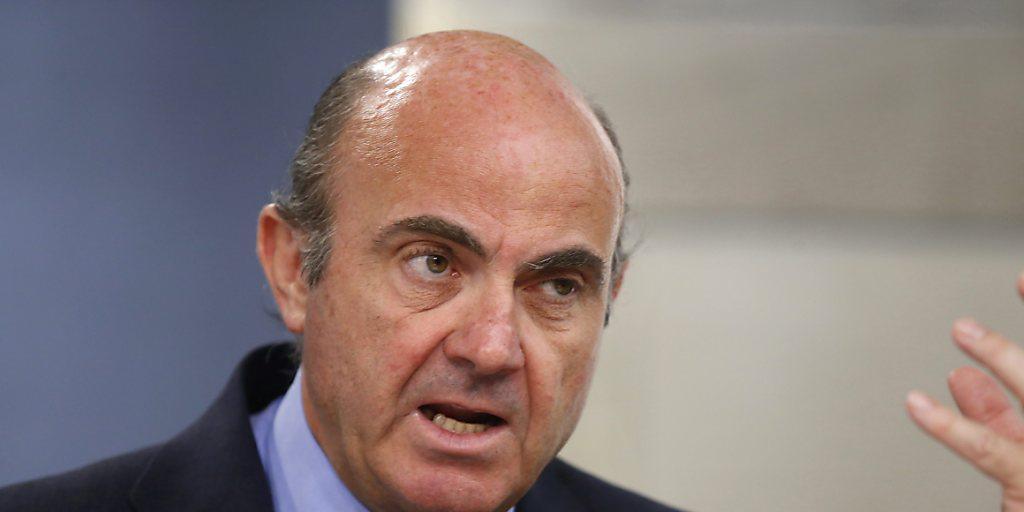 Der spanische Finanzminister Luis de Guindos kündigt Massnahmen an, um das Staatsdefizit in den Griff zu bekommen. Grund dafür ist, dass die EU-Finanzminister den Weg für Strafen gegen die Defizitsünder Spanien und Portugal am Dienstag in Brüssel geebnet haben. (Archiv) Der spanische Finanzminister Luis de Guindos kündigt Massnahmen an, um das Staatsdefizit in den Griff zu bekommen. Grund dafür ist, dass die EU-Finanzminister den Weg für Strafen gegen die Defizitsünder Spanien und Portugal am Dienstag in Brüssel geebnet haben. (Archiv)
