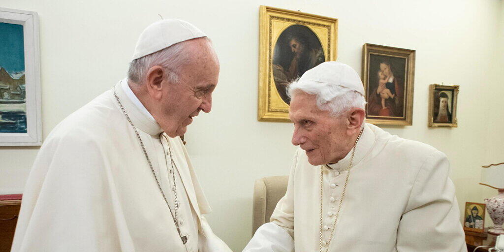 Der zurückgetretene Papst Benedikt XVI. (rechts) erteilt in einem Buch gewisse Ratschläge zum Zölibat an seinen Nachfolger Papst Franziskus (links). (Archvibild) Der zurückgetretene Papst Benedikt XVI. (rechts) erteilt in einem Buch gewisse Ratschläge zum Zölibat an seinen Nachfolger Papst Franziskus (links). (Archvibild)