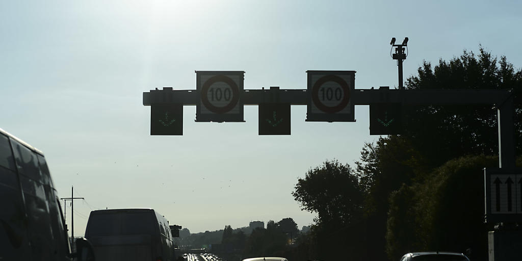Was sich zwischen Morges und Ecublens im Kanton Waadt bewährt hat, soll auf 150 weitere Autobahnkilometer ausgedehnt werden. Die Öffnung des Pannenstreifens in Spitzenzeiten verflüssigt den Verkehr laut Bundesrat beträchtlich. (Archivbild)