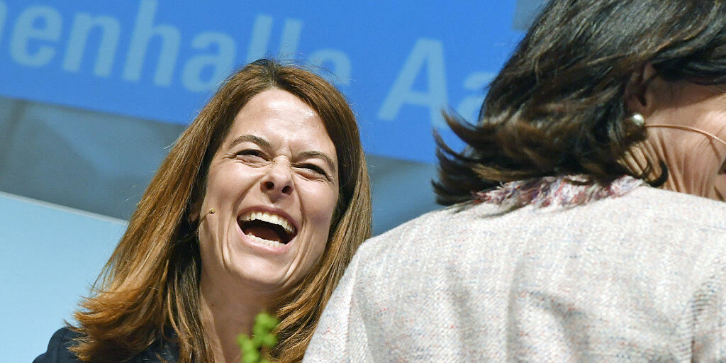 Parteipräsidentin Petra Gössi und die Zürcher Nationalrätin Regine Sauter verströmen an der FDP-Delegiertenversammlung in Zürich gute Laune.