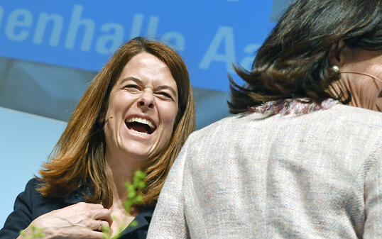 Parteipräsidentin Petra Gössi und die Zürcher Nationalrätin Regine Sauter verströmen an der FDP-Delegiertenversammlung in Zürich gute Laune.