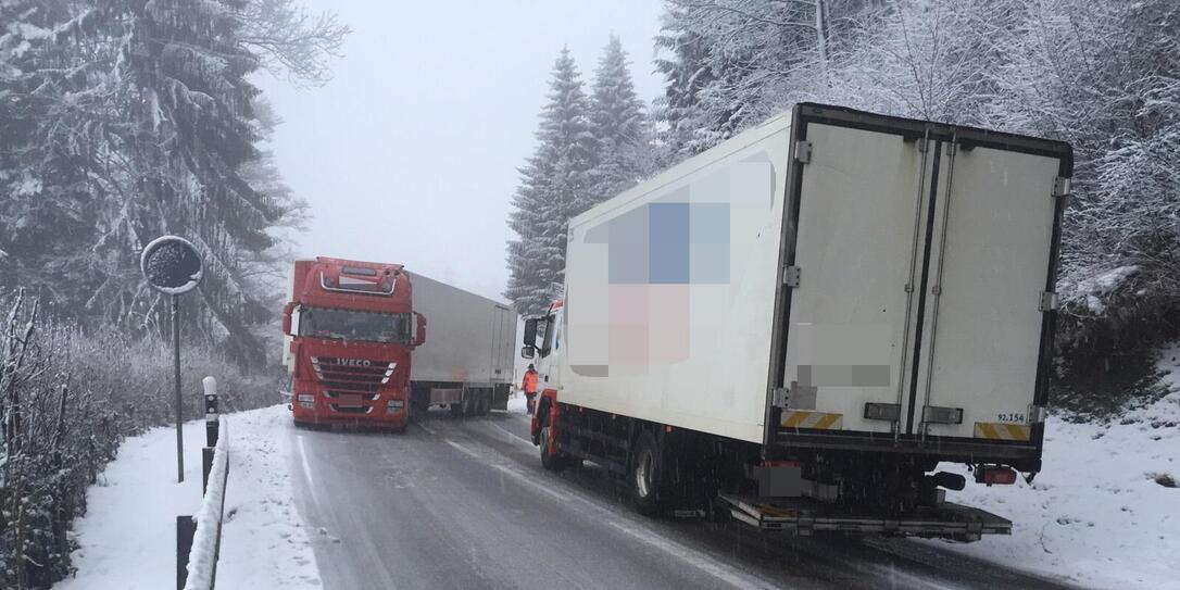 Lastwagen rutschen schnee