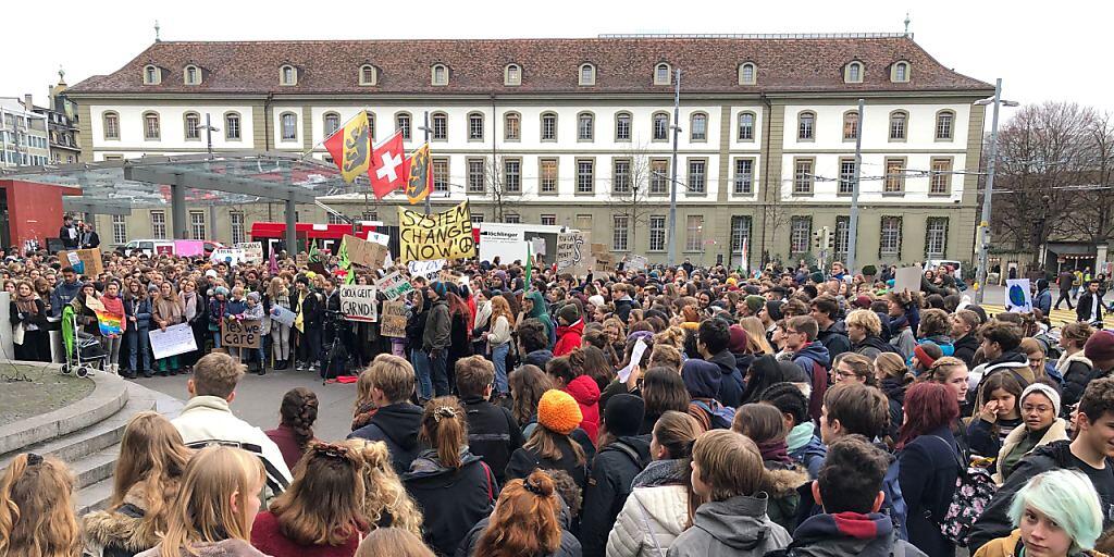 Auf dem Berner Bahnhofplatz haben sich rund 1000 Kinder und Jugendliche zum Klimastreik versammelt.