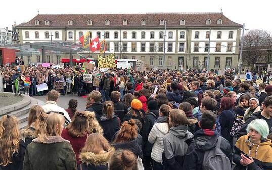 Auf dem Berner Bahnhofplatz haben sich rund 1000 Kinder und Jugendliche zum Klimastreik versammelt.