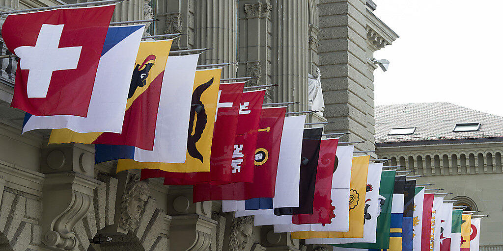 Kantonsfahnen am Bundeshaus: für die Stände ist es noch zu früh für eine abschliessende Stellungnahme zum Rahmenabkommen der Schweiz mit der EU. Sie verlangen vom Bundesrat in drei Bereichen Klärungen und klare Ansagen an die EU. (Archivbild)