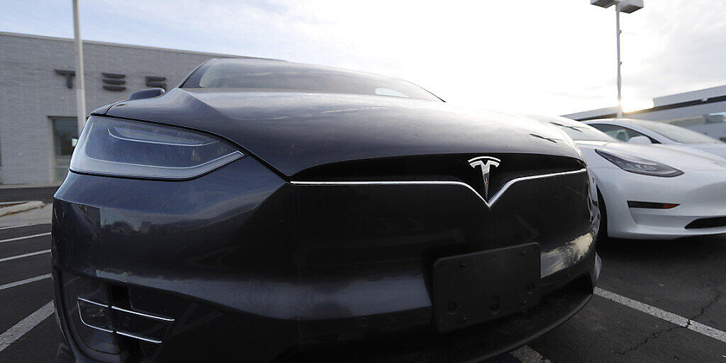 Anleger glauben an Tesla: Innerhab eines Tages schossen die Aktien des US-Elektroautobauers um einen Fünftel hoch - damit ist Tesla inzwischen mehr wert als die deutschen Vorzeigekonzerne Volkswagen und BMW zusammen. (Archiv)