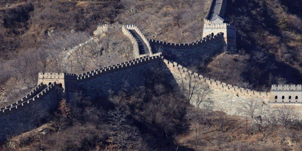 Hier steht sie noch: Blick auf den Mutianyu-Teil der chinesischen Mauer (Archiv).