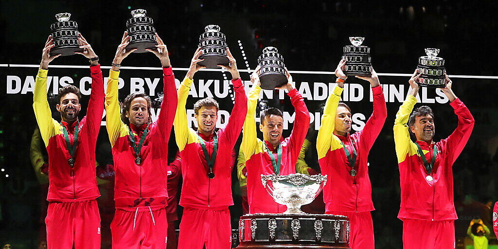 Spaniens Team mit der beeindruckenden Davis-Cup-Trophäe