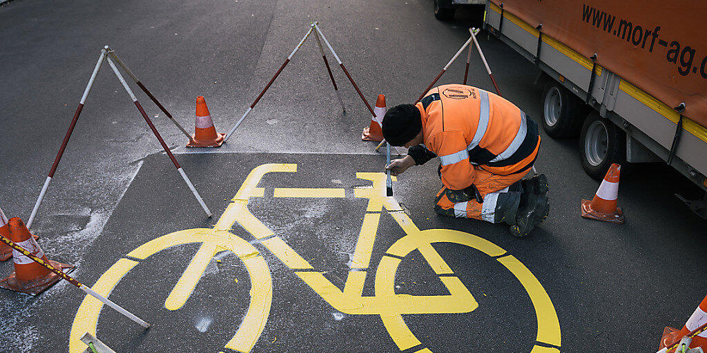 In Merlischachen soll unter anderem mit einem Radweg ein Schulweg sicherer gemacht werden. Der Kanton Schwyz hat das Projekt öffentlich aufgelegt. (Symbolbild)