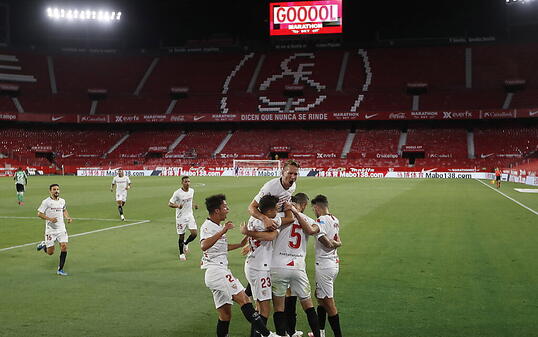 Grosser Jubel im leeren Stadion: Der FC Sevilla schlägt den Stadtrivalen Betis bei der Wiederaufnahme