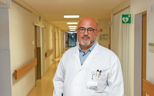 Dr. med. Thomas Vasken Karajan ist Ärztlicher Direktor, Chefarzt Innere Medizin und Mitglied der Spitalleitung.