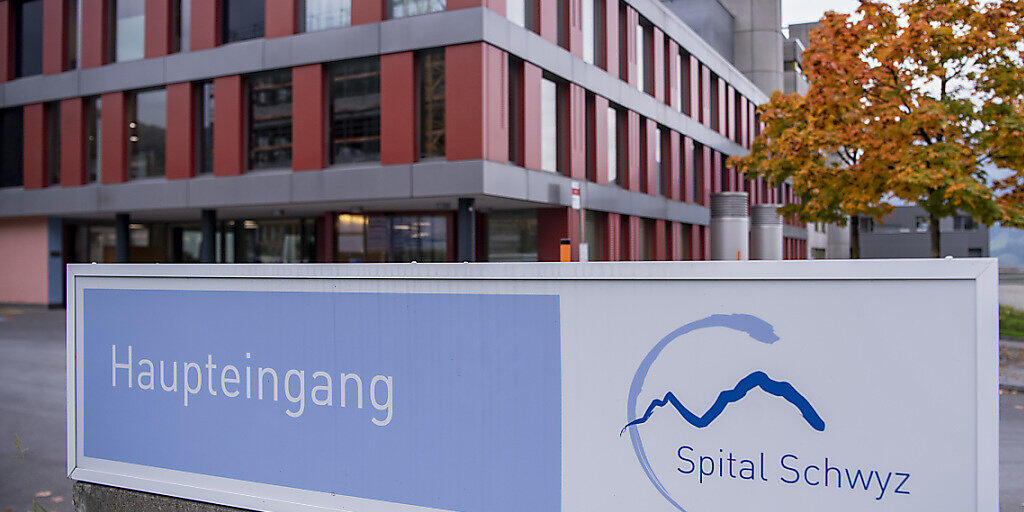 Im Spital Schwyz wurden in den vergangenen Tagen mehrere Covid-19-Patienten eingeliefert. (Archivbild)