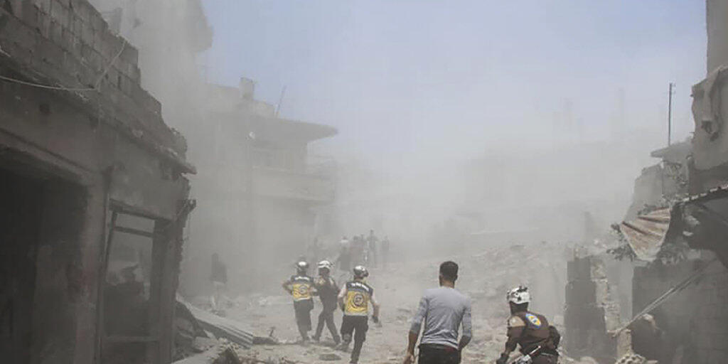 Mitarbeiter der Hilfsorganisation Weisshelme suchen nach einem Luftangriff in der Provinz Idlib nach Überlebenden. (Bild: Hilfsorganisation Weisshelme via AP/Keystone) Mitarbeiter der Hilfsorganisation Weisshelme suchen nach einem Luftangriff in der Provinz Idlib nach Überlebenden. (Bild: Hilfsorganisation Weisshelme via AP/Keystone)