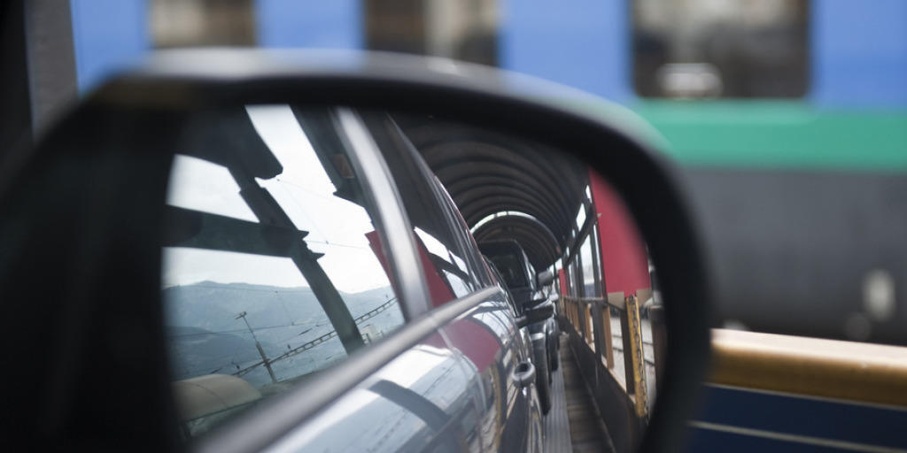 Der Simplon-Autoverlad verbindet Brig im Wallis mit Iselle di Trasquera in Italien und führt durch den Simplon Eisenbahntunnel. (Archiv) Der Simplon-Autoverlad verbindet Brig im Wallis mit Iselle di Trasquera in Italien und führt durch den Simplon Eisenbahntunnel. (Archiv)