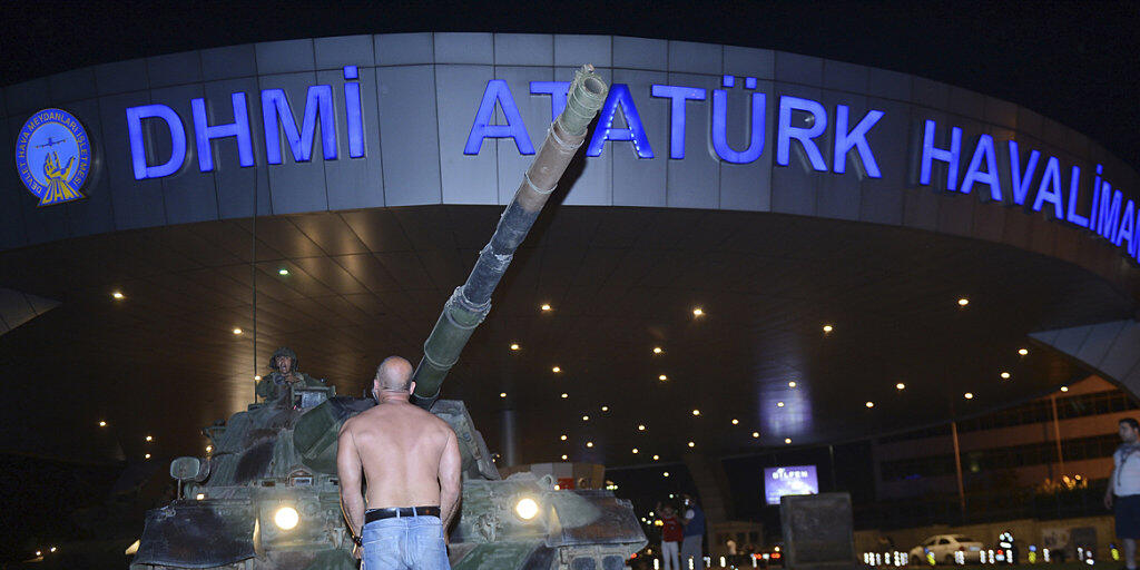 Ein Mann stellt sich in Istanbul einem Panzer der putschenden Militärs entgegen - zwei Jahre später erinnern die Türken mit Gedenkveranstaltungen an den Putschversuch. (Archiv)